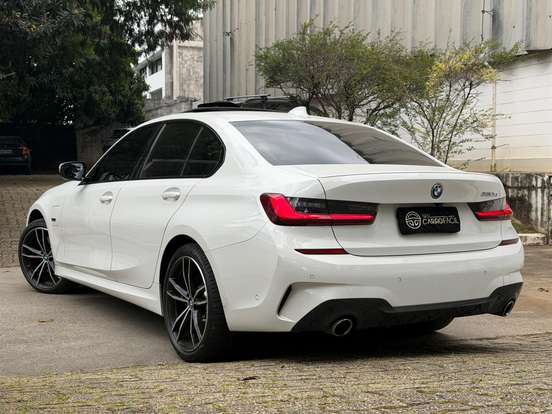 BMW-330e-2021