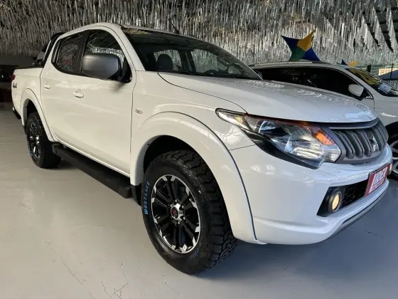 MITSUBISHI L200 TRITON 2.4 16V TURBO DIESEL GL CD 4X4 MANUAL MITSUBISHI L200 TRITON 2.4 16V TURBO DIESEL GL CD 4X4 MANUAL