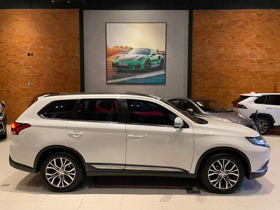 MITSUBISHI-OUTLANDER-2016