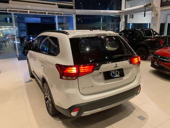 MITSUBISHI-OUTLANDER-2.0 16V GASOLINA 4P AUTOMÁTICO MITSUBISHI-OUTLANDER-2016