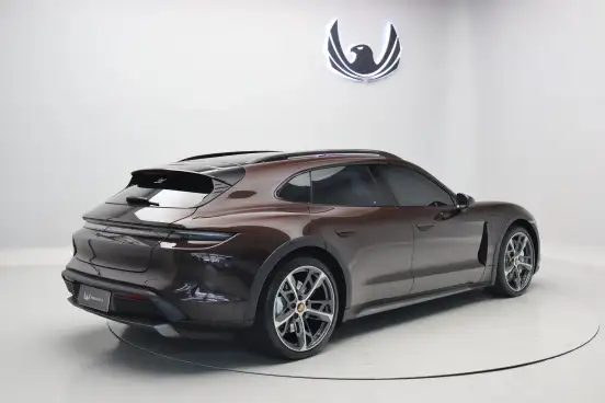 PORSCHE-TAYCAN-2023