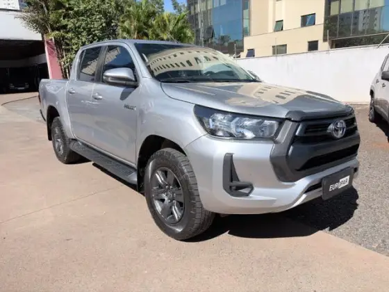 TOYOTA HILUX 2.8 D-4D TURBO DIESEL CD SR 4X4 AUTOMÁTICO TOYOTA HILUX 2.8 D-4D TURBO DIESEL CD SR 4X4 AUTOMÁTICO