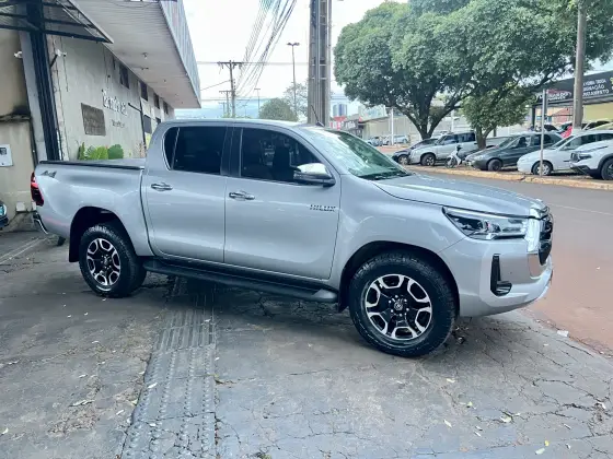 TOYOTA HILUX 2.8 D-4D TURBO DIESEL CD SRX 4X4 AUTOMÁTICO TOYOTA HILUX 2.8 D-4D TURBO DIESEL CD SRX 4X4 AUTOMÁTICO