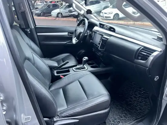 TOYOTA-HILUX-2.8 D-4D TURBO DIESEL CD SRX 4X4 AUTOMÁTICO TOYOTA-HILUX-2022