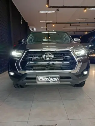 TOYOTA HILUX 2.8 D-4D TURBO DIESEL CD SRX 4X4 AUTOMÁTICO TOYOTA HILUX 2.8 D-4D TURBO DIESEL CD SRX 4X4 AUTOMÁTICO