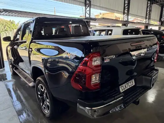 TOYOTA-HILUX-2.8 D-4D TURBO DIESEL CD SRX 4X4 AUTOMÁTICO TOYOTA-HILUX-2023