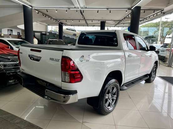 TOYOTA-HILUX-2.8 D-4D TURBO DIESEL CD SR 4X4 AUTOMÁTICO TOYOTA-HILUX-2023