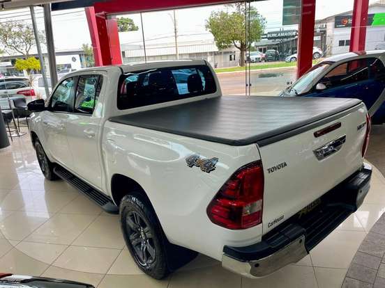 TOYOTA-HILUX-2023