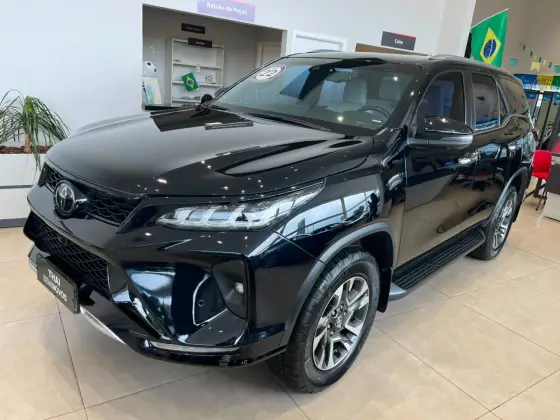 TOYOTA HILUX SW4 2.8 D-4D TURBO DIESEL DIAMOND 7L 4X4 AUTOMÁTICO TOYOTA HILUX SW4 2.8 D-4D TURBO DIESEL DIAMOND 7L 4X4 AUTOMÁTICO