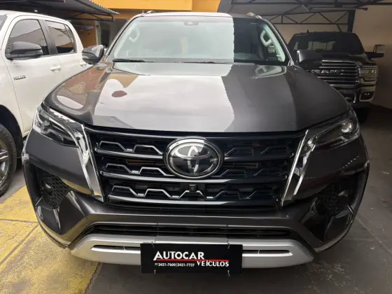 TOYOTA HILUX SW4 2.8 D-4D TURBO DIESEL SRX 4X4 AUTOMÁTICO TOYOTA HILUX SW4 2.8 D-4D TURBO DIESEL SRX 4X4 AUTOMÁTICO