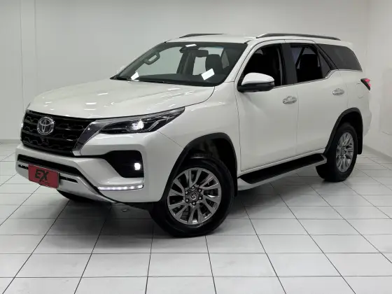 TOYOTA HILUX SW4 2.8 D-4D TURBO DIESEL SRX 7L 4X4 AUTOMÁTICO TOYOTA HILUX SW4 2.8 D-4D TURBO DIESEL SRX 7L 4X4 AUTOMÁTICO