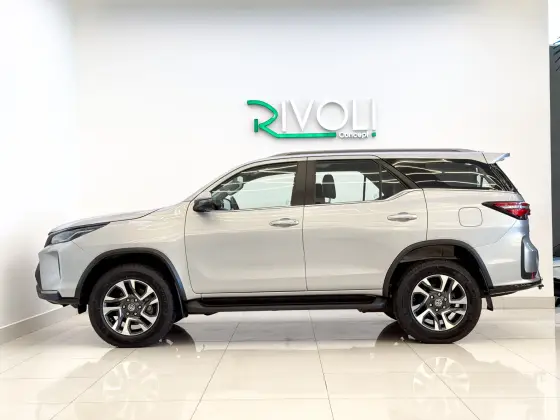 TOYOTA HILUX SW4 2.8 D-4D TURBO DIESEL SRX PLATINUM 7L 4X4 AUTOMÁTICO TOYOTA HILUX SW4 2.8 D-4D TURBO DIESEL SRX PLATINUM 7L 4X4 AUTOMÁTICO