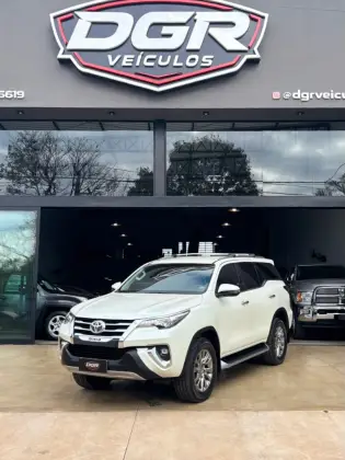 TOYOTA HILUX SW4 2.8 SRX 4X4 7 LUGARES 16V TURBO INTERCOOLER DIESEL 4P AUTOMÁTICO TOYOTA HILUX SW4 2.8 SRX 4X4 7 LUGARES 16V TURBO INTERCOOLER DIESEL 4P AUTOMÁTICO
