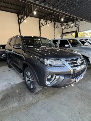 TOYOTA HILUX SW4 2.8 SRX 4X4 7 LUGARES 16V TURBO INTERCOOLER DIESEL 4P AUTOMÁTICO TOYOTA HILUX SW4 2.8 SRX 4X4 7 LUGARES 16V TURBO INTERCOOLER DIESEL 4P AUTOMÁTICO