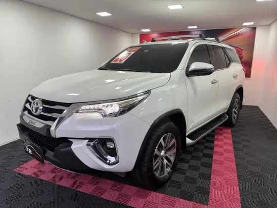 TOYOTA HILUX SW4 2.8 SRX 4X4 7 LUGARES 16V TURBO INTERCOOLER DIESEL 4P AUTOMÁTICO TOYOTA HILUX SW4 2.8 SRX 4X4 7 LUGARES 16V TURBO INTERCOOLER DIESEL 4P AUTOMÁTICO