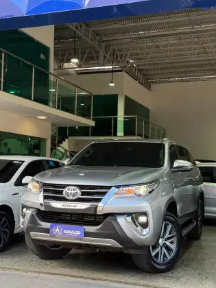 TOYOTA HILUX SW4 2.8 SRX 4X4 7 LUGARES 16V TURBO INTERCOOLER DIESEL 4P AUTOMÁTICO