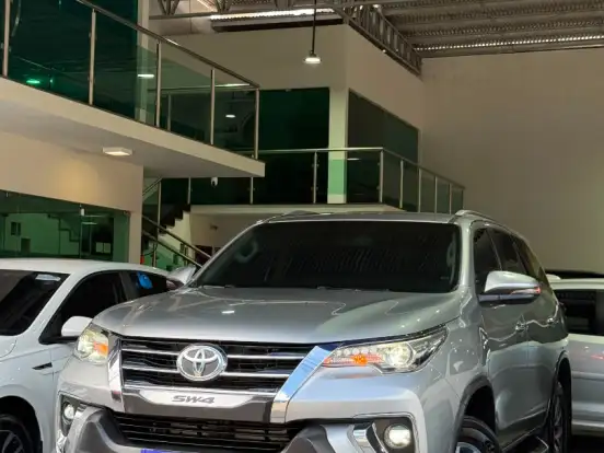 TOYOTA-HILUX SW4-2.8 SRX 4X4 7 LUGARES 16V TURBO INTERCOOLER DIESEL 4P AUTOMÁTICO TOYOTA-HILUX SW4-2019