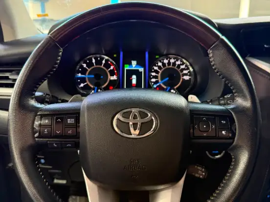 TOYOTA-HILUX SW4-2.8 SRX 4X4 7 LUGARES 16V TURBO INTERCOOLER DIESEL 4P AUTOMÁTICO TOYOTA-HILUX SW4-2019