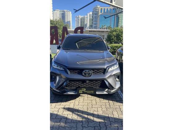 TOYOTA HILUX SW4 2.8 D-4D TURBO DIESEL DIAMOND 7L 4X4 AUTOMÁTICO