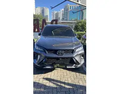 TOYOTA HILUX SW4 2.8 D-4D TURBO DIESEL DIAMOND 7L 4X4 AUTOMÁTICO TOYOTA HILUX SW4 2.8 D-4D TURBO DIESEL DIAMOND 7L 4X4 AUTOMÁTICO
