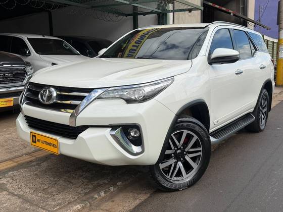 TOYOTA HILUX SW4 2.8 SRX 4X4 7 LUGARES 16V TURBO INTERCOOLER DIESEL 4P AUTOMÁTICO