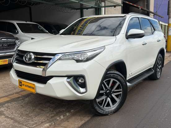 TOYOTA-HILUX SW4-2.8 SRX 4X4 7 LUGARES 16V TURBO INTERCOOLER DIESEL 4P AUTOMÁTICO TOYOTA-HILUX SW4-2017