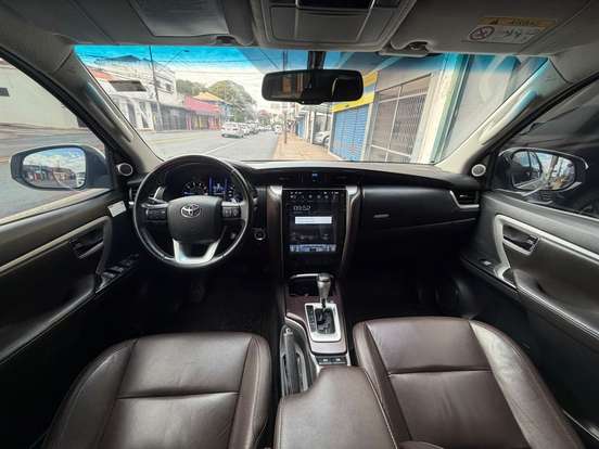TOYOTA-HILUX SW4-2017