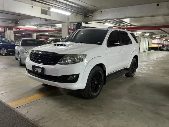 TOYOTA HILUX SW4 3.0 SRV 4X4 7 LUGARES 16V TURBO INTERCOOLER DIESEL 4P AUTOMÁTICO TOYOTA HILUX SW4 3.0 SRV 4X4 7 LUGARES 16V TURBO INTERCOOLER DIESEL 4P AUTOMÁTICO