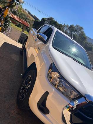 TOYOTA HILUX 2.8 D-4D TURBO DIESEL CD SRV 4X4 AUTOMÁTICO