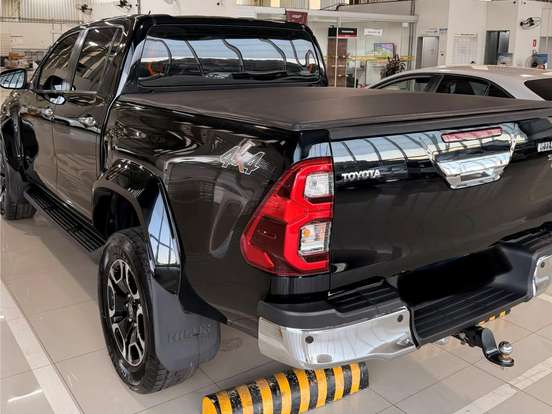 TOYOTA-HILUX-2.8 D-4D TURBO DIESEL CD SRX PLUS 4X4 AUTOMÁTICO TOYOTA-HILUX-2024