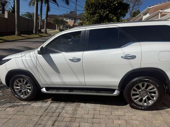 TOYOTA-HILUX SW4-2023