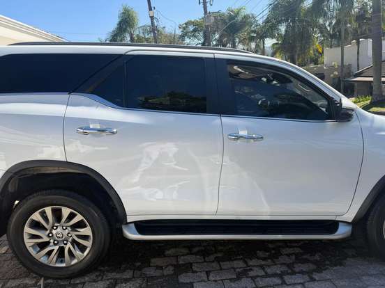 TOYOTA-HILUX SW4-2023