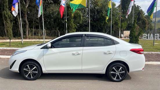 TOYOTA-YARIS-2019