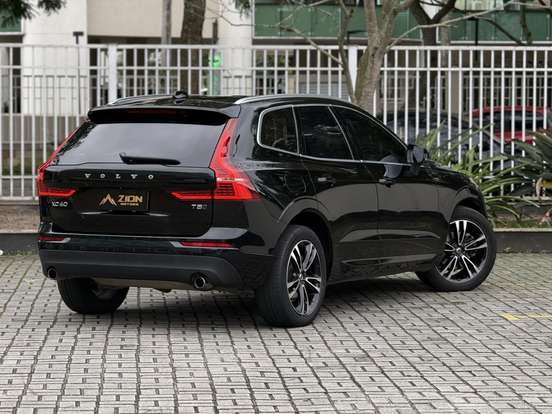 VOLVO-XC60-2020