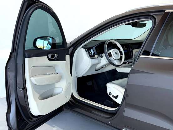 VOLVO-XC60-2023