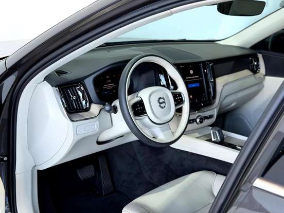 VOLVO-XC60-2023
