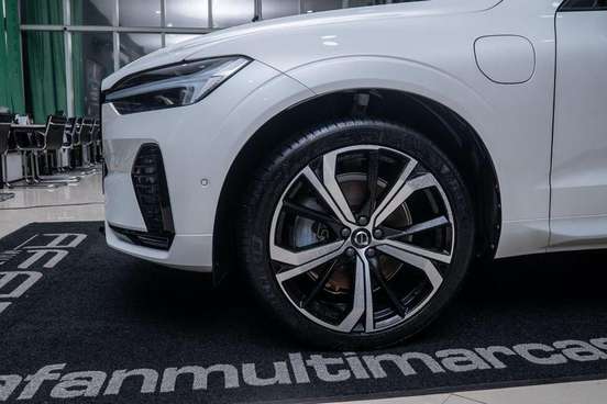 VOLVO-XC60-2023