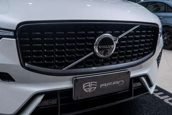VOLVO-XC60-2023