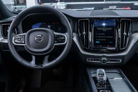 VOLVO-XC60-2023