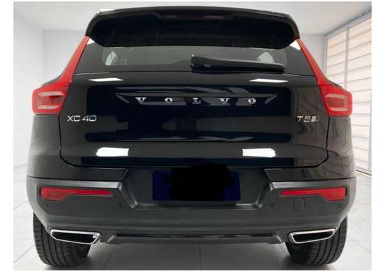 VOLVO-XC40-2019