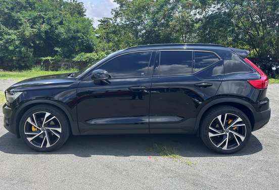 VOLVO-XC40-2019
