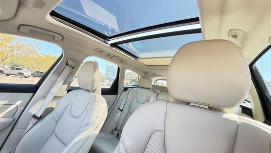 VOLVO-XC60-2024