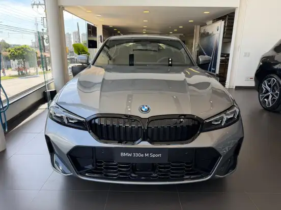 BMW-330e-2025