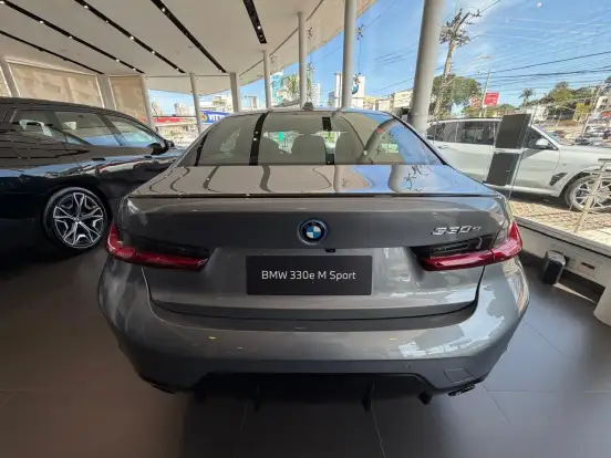 BMW-330e-2025