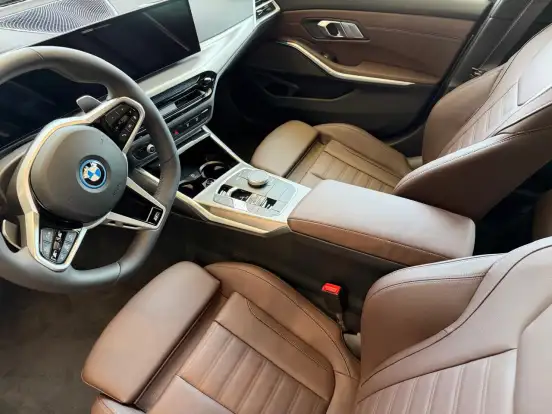 BMW-330e-2025