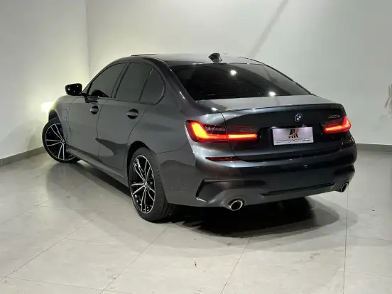 BMW-330e-2021
