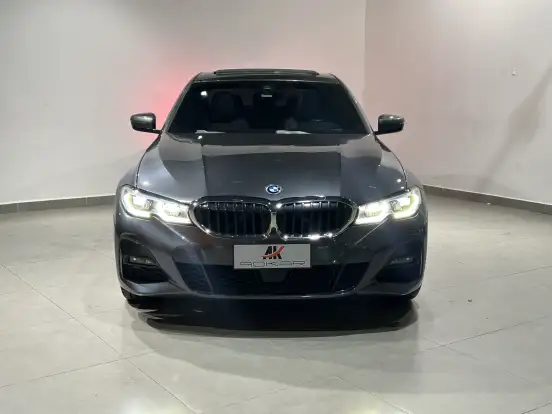 BMW-330e-2021