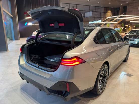 BMW-530e-2025