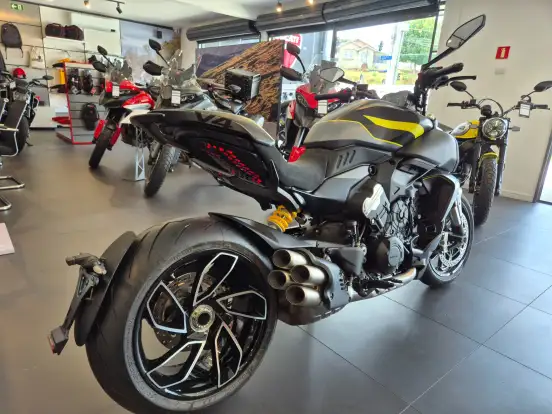 DUCATI-DIAVEL V4-2025