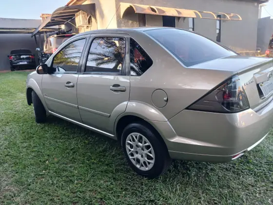 FORD FIESTA 1.6 ROCAM SEDAN 8V FLEX 4P MANUAL FORD FIESTA 1.6 ROCAM SEDAN 8V FLEX 4P MANUAL